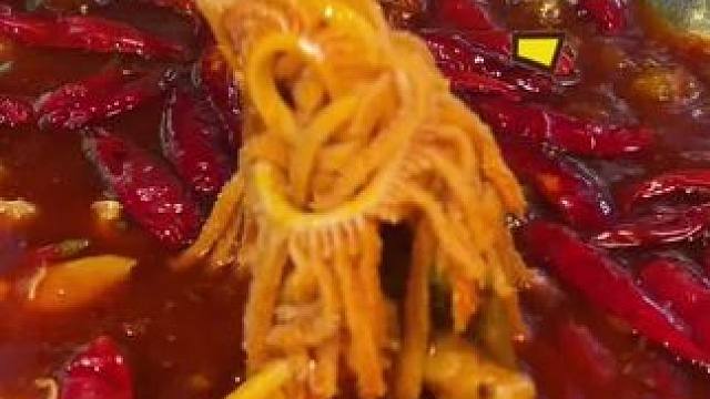 在家就可以吃到一顿重庆正宗火锅啦#哎呀妈呀太香了 #没有什么是一顿火锅解决不了 #夏天吃爆辣火锅有多