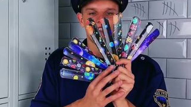 藏在彩色手环里的秘密，结局让人万万想不到！ #看一遍笑一遍 #意想不到的结局 #万万没想到 #老外真