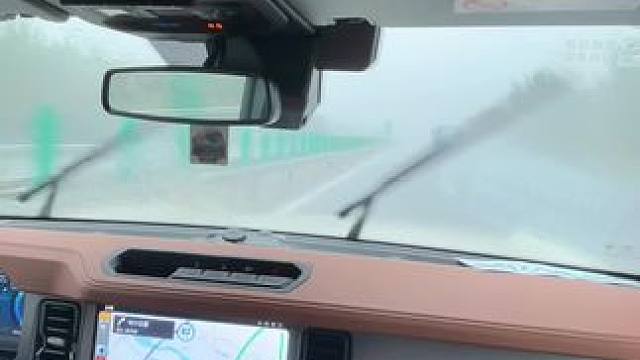 大雨天开雾灯啊！ 虽然前雾灯减配了，但后雾灯是有的！穿透力更强，很多车没有优先转向的功能，双闪开了后