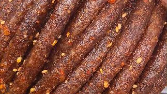 能吃辣的一定要尝尝这个黑金辣条，整整4种款式，吃起来纯辣不带一点甜，越吃越辣，越辣越想吃！#好吃到停