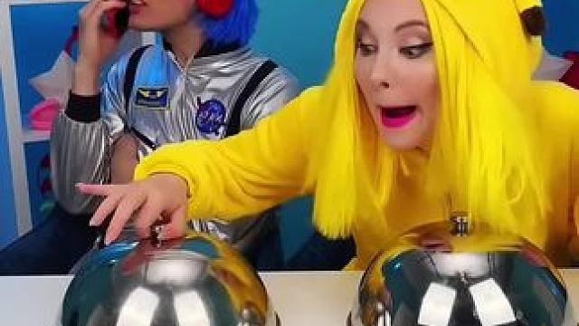 夫妻猜盲盒大比拼，没想到美女却作弊！ #看一遍笑一遍 #意想不到的结局 #这操作都看傻了 #哈哈哈哈