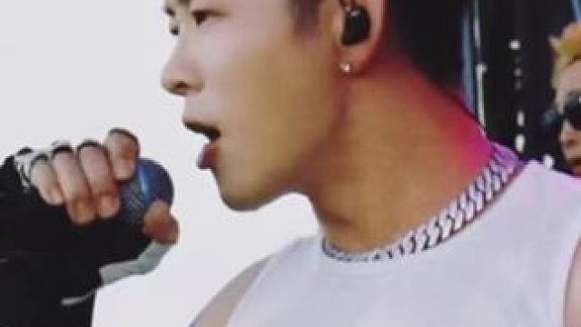 “月亮月亮啊你不懂，六便士到底多重” #宝石老舅#若月亮没来#新疆赛里木湖音乐节#宝石老舅这个赛季杀