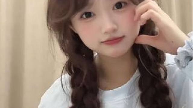 我爱我～ #甜妹 #麻花辫 #看镜头宝宝 #圆圆脸 #扭一扭