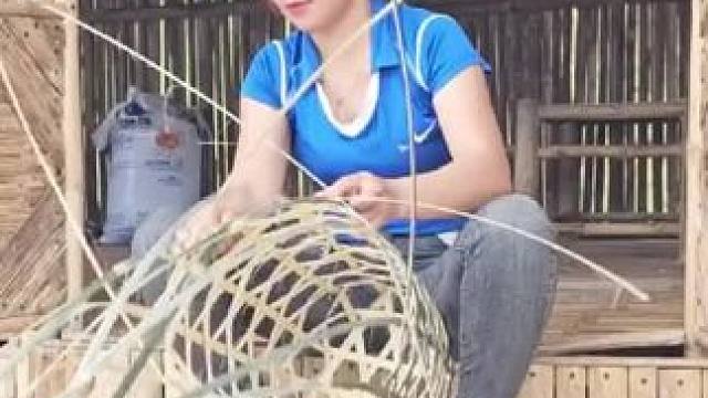 编织竹笼诱龟#钓鱼的乐趣只有钓鱼人懂 #感受一下原生态的乡村生活吧 #钓鱼人的精神无人能比 #这边的