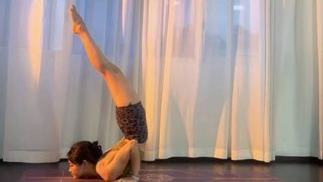 来练练基本功 前臂倒立 三点倒立 扭转康体亚 下巴倒立 非常综合性的一组练习 来试试你的基本功#瑜伽