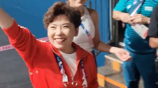 邓亚萍前辈来看莎头比赛了～小时候就是从看她的比赛开始关注到乒乓球～