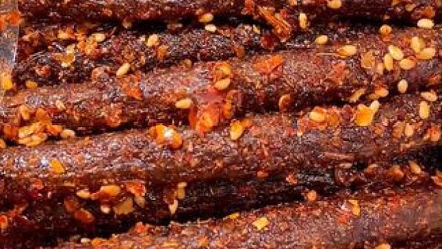 整整4种款式，纯辣不带一点甜味，吃起来爆辣爽口，嚼劲十足，不喜欢甜口辣条的可以直接冲！#好吃到停不下