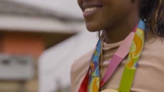 ❤️作为母亲，你的每一个行动，孩子都会效仿 ❤️ 
肯尼亚的费丝·基皮耶贡正在为她历史性的第三枚15