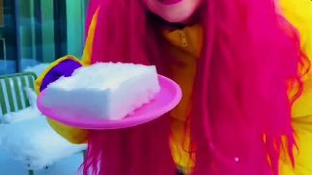 用雪块做的美食，美女吃的可真有特色！ #看一遍笑一遍 #老外真会玩 #这操作都看傻了 #意想不到的结