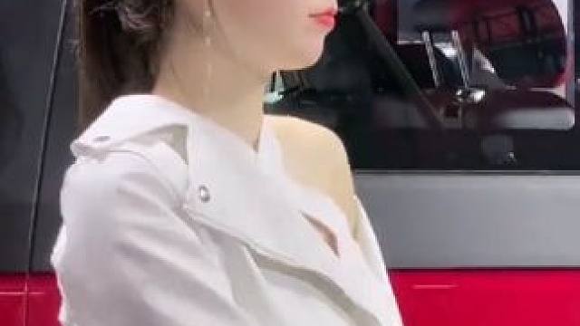 #车模美女 #笑容最治愈的女孩 #邻家女孩 #车展随手拍 #时尚街拍美女