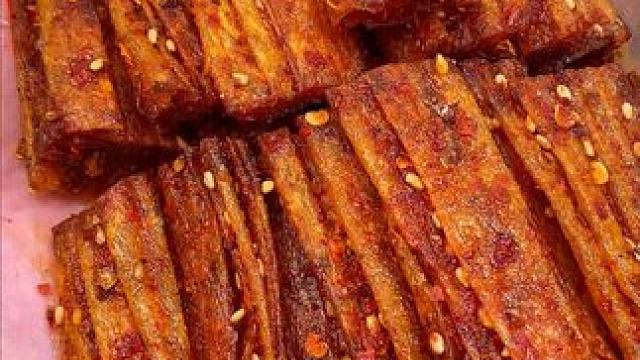 湖南的爆辣豆卷好吃，纯辣不带一点甜味，又香又辣，不喜欢吃甜口辣条的可以直接冲#好吃到停不下来 #童年