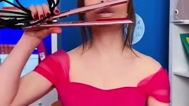 用直板夹给自己涂口红，这操作简直太厉害了！ #看一遍笑一遍 #意想不到的结局 #老外真会玩儿 #这操