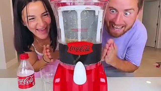 夫妻自制冰凉可乐，这手法简直太牛了！ #看一遍笑一遍 #老外真会玩 #意想不到的结局 #这操作都看傻