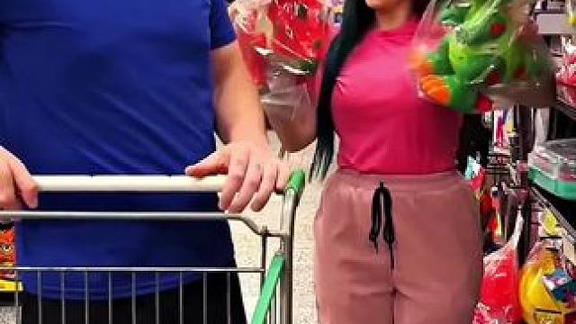 逛超市美女玩套路，老公结果一招成功治服！ #看一遍笑一遍 #意想不到的结局 #老外真会玩 #这操作都