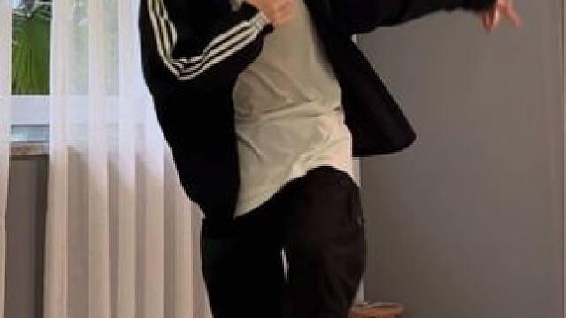 像偷偷摸摸干坏事的，开始前还得偷瞄一眼外面有人没#dancechallenge #好chill的一支