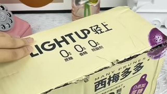 #dou上热门轻上又出一款新品啦还是还是西梅多多酸奶，口感顺滑很难不爱呀，一杯西梅酸奶的膳食纤维相当