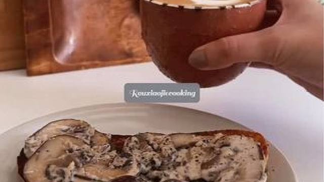 早餐｜蘑菇奶酪青酱开放三明治配拿铁咖啡#我的厨房日记 #早餐吃什么 #宅家美食日记 #爱就是一起吃好