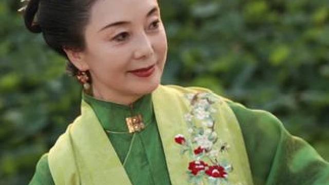 热热热热热，但是荷花很美#母亲节礼物 #妈妈写真  #婆媳日常 #妈妈汉服  #送妈妈的礼物