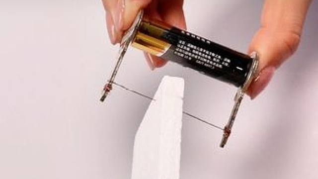 科学小实验之自制电热刀，看真实的小实验，增加物理化知识与思维#科学小实验 #物理启蒙