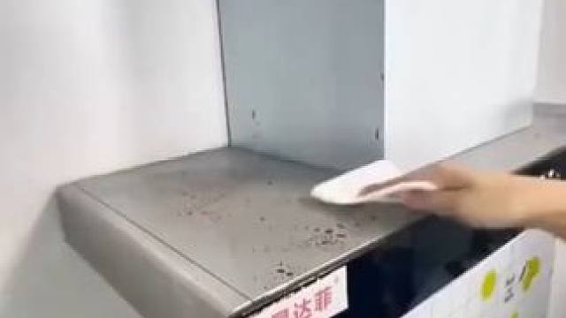 家里厨房油烟机顶部油污重难清理，推荐这款#油烟机顶部吸油棉 。大小可裁剪，铺上它吸油又防尘，一片可用