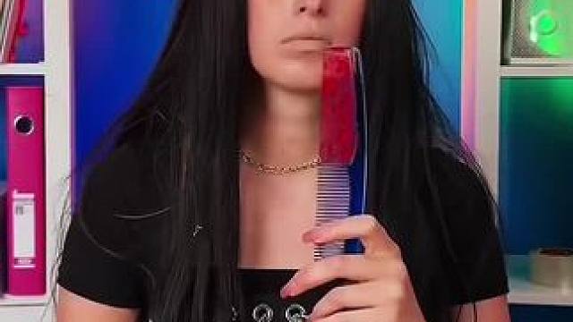 在梳子上面涂满口红，这操作真的是太秀了！ #看一遍笑一遍 #老外真会玩儿 #意想不到的结局 #这操作