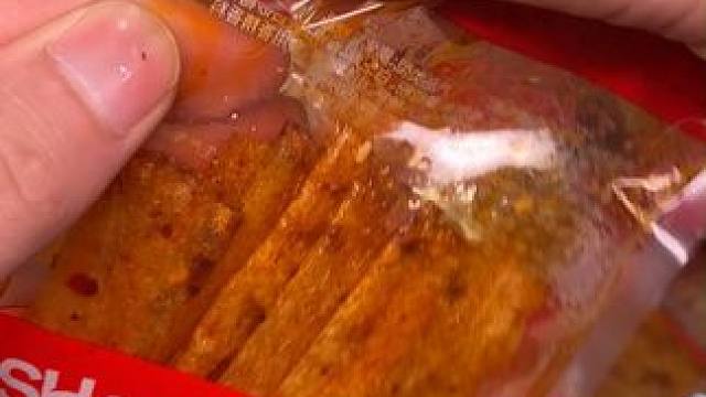 一口下去满嘴豆香，香香辣辣的，真的很解馋#零食推荐 #解馋 #辣条 #追剧小零食