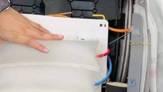 汽车的座椅按摩是怎么实现的？ 拆开座椅看结构，汽车座椅按摩原来是气袋式，这样也更安全哦#座椅按摩 #