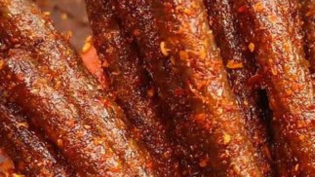 这是我们湖南的黑金辣条，整整4种款式，吃起来纯辣不带甜味，越吃越辣越辣越好吃！#好吃到停不下来 #追