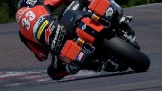 纵享丝滑
#专业动作请勿模仿 #压弯 #比赛现场 #玩的就是心跳 #摩托车