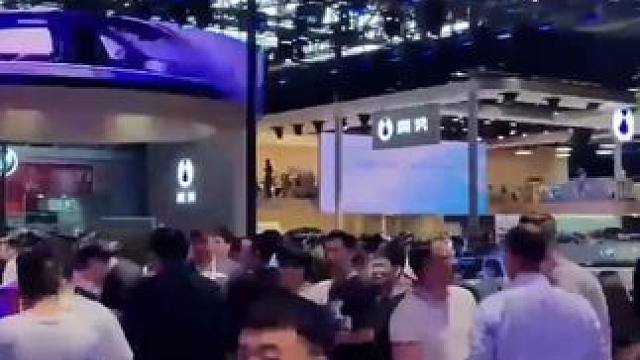 青岛国际会展中心单人通用门票早鸟票现在只要13元，刷到的朋友赶紧囤起来，反正不用随时可以退。记得点赞