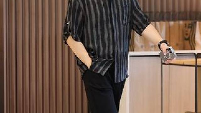 男人的气质不止于颜值，衣品就很加分，你觉得呢？ #微胖穿搭   #潮流穿搭   #男士衬衫