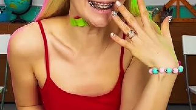 用脖子上草莓印涂口红，这操作属实太厉害了！ #看一遍笑一遍 #意想不到的结局 #这操作都看傻了 #万