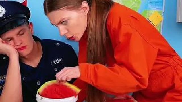 吃西瓜吃出意外惊喜，这招数简直太厉害了！ #看一遍笑一遍 #意想不到的结局 #这操作都看傻了 #哈哈