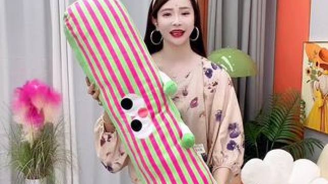 可爱长条抱枕侧睡枕，老可爱了，价格划算赶紧冲#抱枕  #侧睡抱枕  #面料柔软舒适