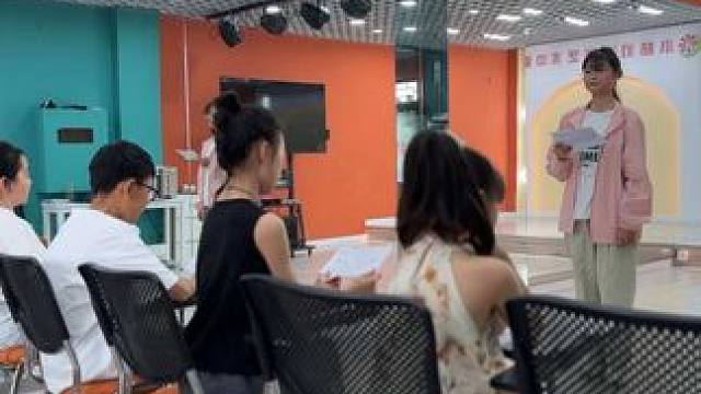 #小桔灯语言艺术中心 语言是一门艺术，它能让平凡的话语变得动人，让思维的火花在交流中绽放言辞如诗，表