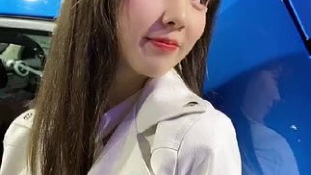 #笑容最治愈的女孩 #模特美女 #车模 #邻家女孩 #街拍美女