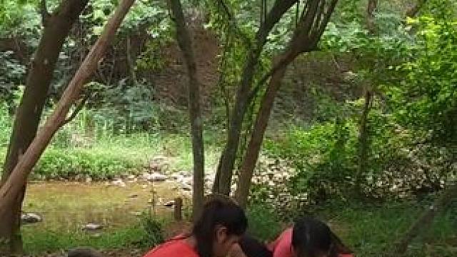 姐妹俩在河里抓鱼，鱼在地下烧得热辣辣的，好吃极了 #乡野生活 #户外美食 #荒野求生