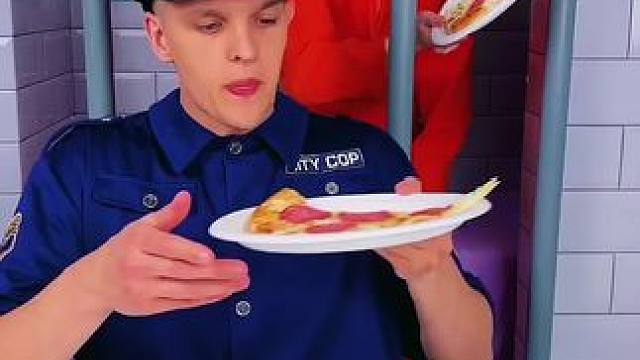 俩吃货吃零食大比拼，一个比一个有特色！ #看一遍笑一遍 #哈哈哈哈娱乐一下 #哈哈哈皮一下 #意想不