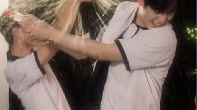 一瓶矿泉水带来的快乐 #男高中生 #矿泉水烟花next level