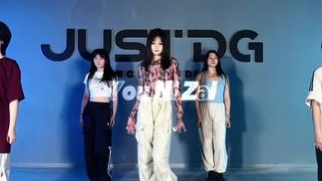 露丝的歌好甜～今天做甜妹#创作灵感 #赵露思 #翻跳 #现场实拍 #有你在身边就很美