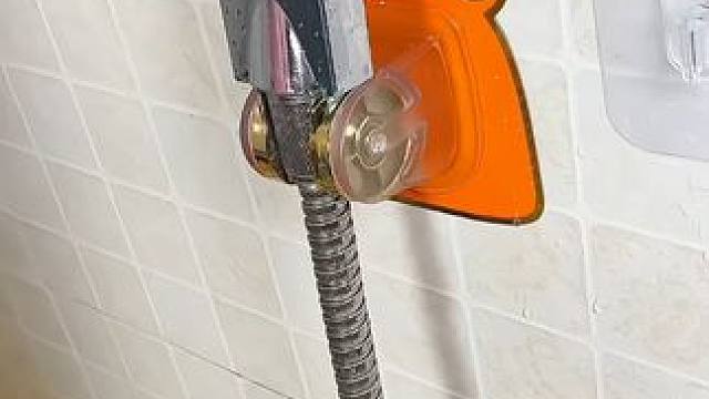 给家里装上这个免打孔花洒支架 ，想贴哪里贴哪里， 用起来特别方便#花洒支架 #免打孔花洒支架  #浴