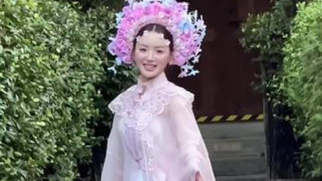 感受感受汉风文化，体验一下汉服簪花#汉服妆造 #簪花 #国风古韵 #穿着汉服去旅游