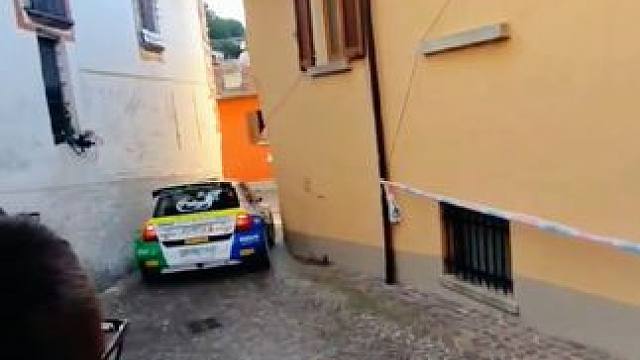 窄巷疾驰，炫技过弯，看看专业拉力赛车手如何避免剐蹭安全通过的#wrc拉力赛