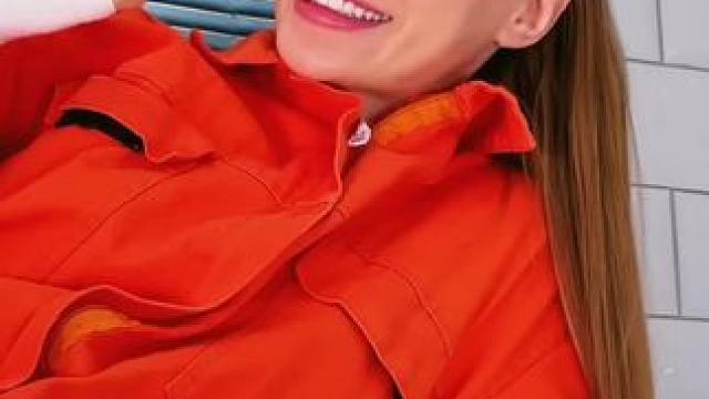 利用美甲偷吃保安软糖，这操作属实太牛了！ #看一遍笑一遍 #意想不到的结局 #这操作都看傻了 #哈哈