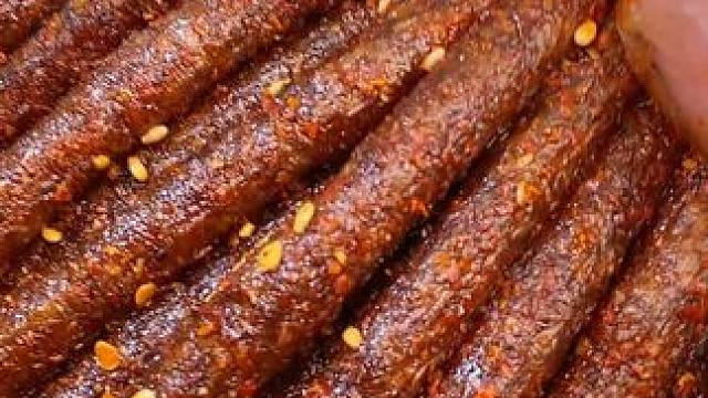 这是我们湖南的黑金辣条，整整4种款式，吃起来纯辣不带甜味，越吃越辣越辣越好吃！#辣条 #好吃到停不下