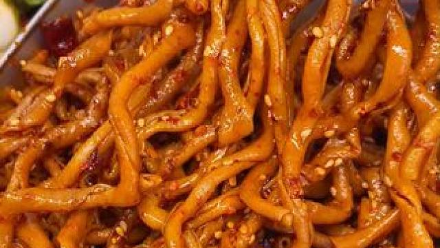 湖南的香脆鸭肠不仅又香又脆，而且一包的分量非常足，吃起来梗啾啾的，特别有嚼劲，够辣香辣过瘾#好吃到停