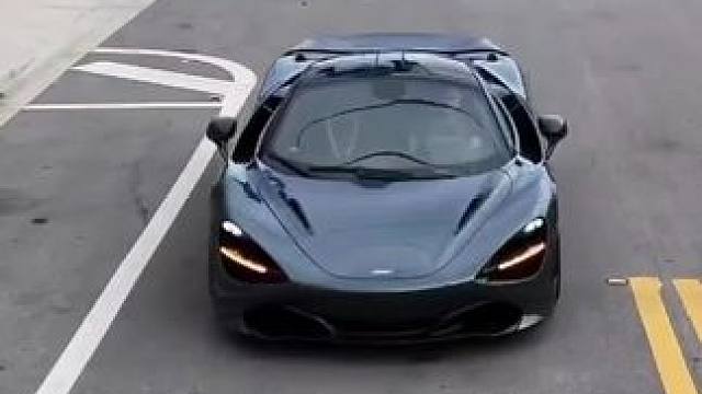 这次更狠连续飞跃两台跑车
甲亢哥身穿曼联C罗球衣SIU#dou来足球季 #甲亢哥 #dou来足球季