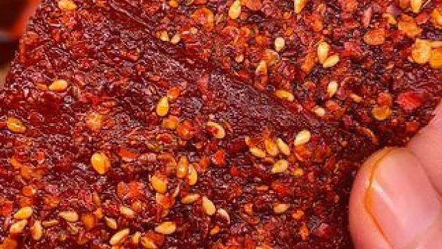 爱吃辣的一定要试试这个牛板筋，很有嚼劲，越嚼越香#好吃到停不下来 #无辣不欢 #零食推荐