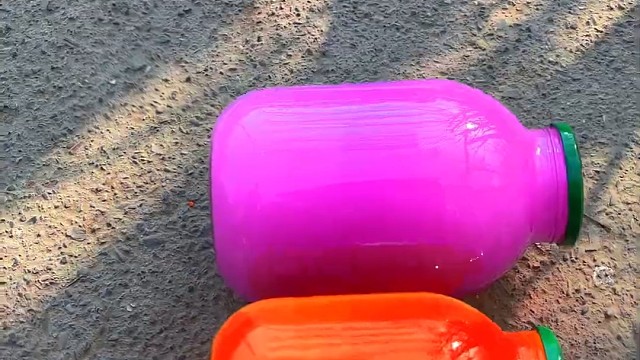 楼梯滚瓶子爆破解压时刻