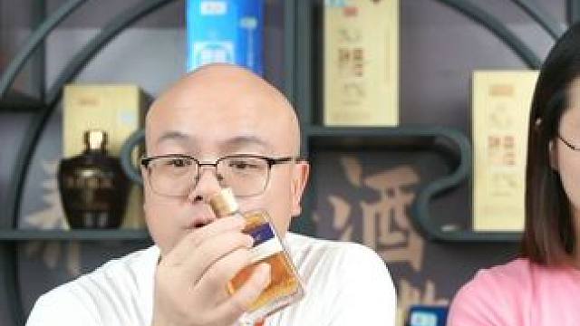 品味珍稀鳄鱼酒，温润口感，滋养之泉！